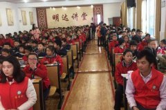 医务志愿者走进校园进行爱眼宣传公益活动
