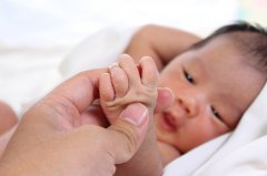婴幼儿抚触促进婴儿身心健康 备受医护界和家长们关注