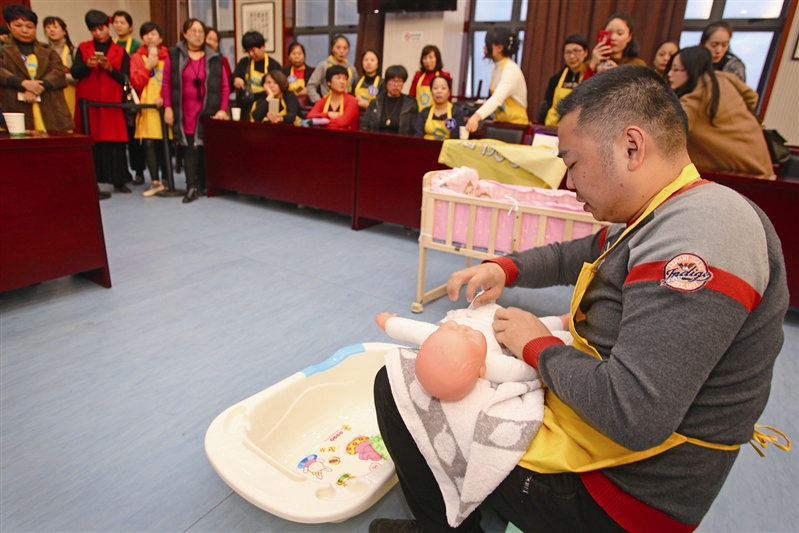 金牌家政能手之母婴护理大比拼 唯一的男性参赛选手获金牌 